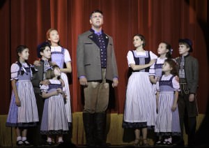 Sound of Music/ Mirvish Productions 08 Burke Moses (Captain von Trapp), Elicia MacKenzie (Maria) et les enfants Von Trapp dans la production torontoise de <i>The Sound of Music</i> © Cylla von Tiedemann