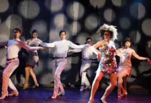sweet_charity Tamzin Outhwaite et la distribution de <i>Sweet Charity</i>. © Catherine Ashmore