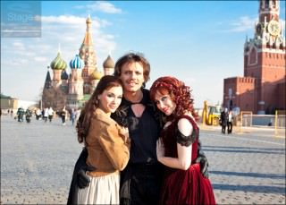 Liza Pastor, Laurent Ban et Géraldine Larrosa présentent la comédie musicale ZORRO à Moscou.