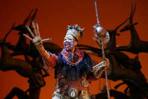 Phindile Mkhize dans le rôle de Rafiki dans la comédie musicale The Lion King © Joan Marcus