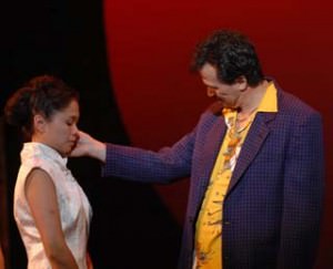 ma_anne_dionisio_et_kevin_gray Ma-Anne Dionisio (Kim) et Kevin Gray (Engineer) dans la comédie musicale <i>Miss Saigon</i> © Matt Polk