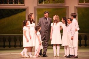 robert_marien_et_les_enfants Robert Marien (le Capitaine Von Trapp) et les enfants, dans la comédie musicale <i>La Mélodie du Bonheur</i> © Roch Fortin