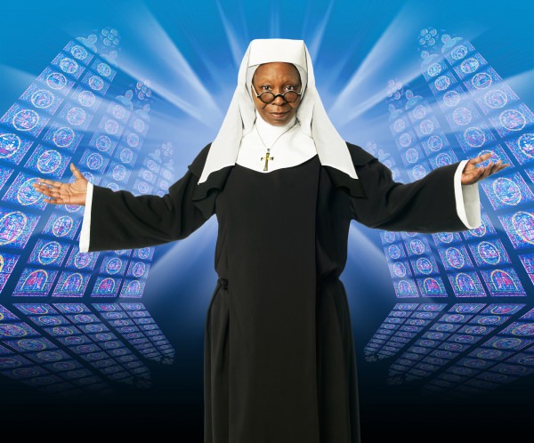 Whoopi Goldberg endosse les habits de La Mère Supérieure dans la comédie musicale SISTER ACT à Londres - Photo : Timothy White D.R.