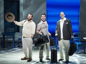 Marc Cornes (Bill), Shai Yammanee (Sam) et Andrew Tebo (Harry) dans la tournée de Mamma Mia : Farewell Tour © Kevin Thomas Garcia
