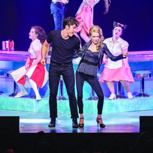 Jason Roy-Léveillée (Danny) et Annie Villeneuve (Sandy) dans la comédie musicale Grease © Vivien Gaumand