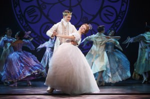Hayden Stanes (Topher) et Tatyana Lubov (Ella) dans la tournée nord-américaine de Cinderella © Carol Rosegg